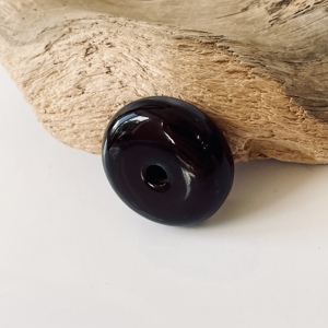 Petit pendentif en ambre cerise, ambre baltique naturel - Product Image 1