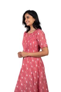 Style ethnique une pièce Handloom rose Ikkat dessiné à la main durable et lavable naturel long pour les dames - Product Image 2