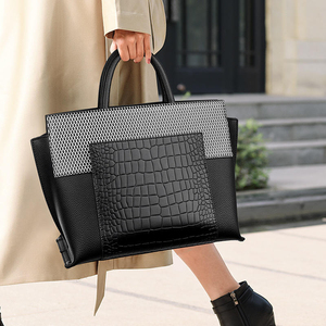 Sac fourre-tout moderne pour femme, motif crocodile noir, fermeture à rabat, grande capacité, sac à main décontracté avec design ajouré - Product Image 2