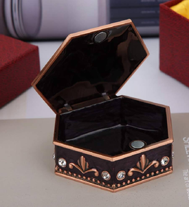 Boîte de style shabby chic française : coffre à bijoux rond à motifs floraux peints à la main, vert antique vieilli, rangement pour bijoux, présentoir à perles. - Product Image 2