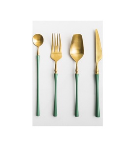 Couverts de luxe en métal doré avec une touche moderne pour les hôtels, les restaurants haut de gamme et les événements spéciaux - Product Image 1