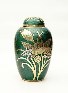 Hermosa urna de aluminio para adultos con talla decorativa perfecta para la decoración conmemorativa del hogar y honrar a los seres queridos con dignidad - Product Image 6