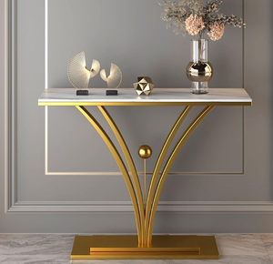 โต๊ะคอนโซลด้านบนหินอ่อนสีขาวที่ทันสมัยพร้อมดีไซน์ฐานโลหะสีทองแบบแอบสแตรกที่โดดเด่น - Product Image 1