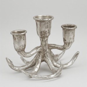 Portavelas de cuerno de aluminio decorativo con detalles tallados artesanales hechos a mano que ofrecen acento para interiores y de temporada - Product Image 1