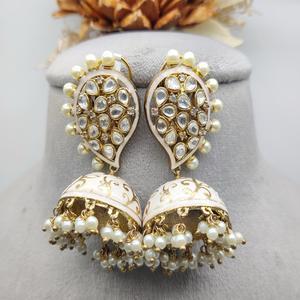 Pendientes Jhumka Étnicos Tradicionales de Moda para Mujeres y Niñas, con Detalles de Perlas Bellamente Elaborados para Bodas, Fiestas y Compromisos - Product Image 1