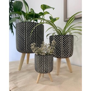 Arenque hueso cemento trípode macetas en soportes de madera increíble accesorio de jardinería - Product Image 5