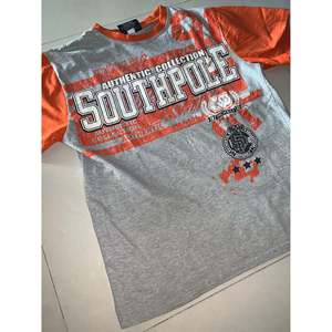 Camiseta VTG Southpole Vintage con Lavado Ácido, 100% Algodón Orgánico, Tejido Jersey, Algodón Mercerizado, Características Comprimidas - Product Image 4