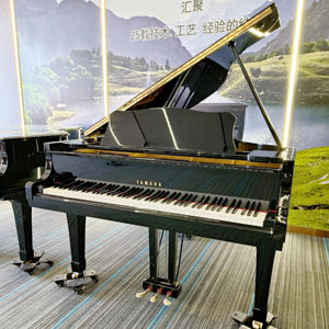 เปียโนแกรนด์ Yamaha G2E 88 คีย์ เครื่องดนตรีระดับมืออาชีพสำหรับคอนเสิร์ต  หน้าไม้สปรูซแท้คุณภาพพรีเมียม เสียงก้องสะท้อนอันไพเราะ เหมาะสำหรับสตูดิโอและการแสดงบนเวที - Product Image 1