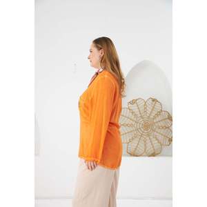 Blusa de Viscosa Lavada RMG Talla Grande para Mujer con Detalle de Emblema, Cómoda Blusa Naranja de Manga Larga para Uso Diario - Product Image 3