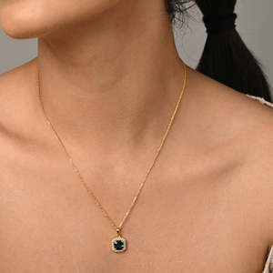 Collar con Colgante de Plata con Corte Esmeralda Geométrico y Baño de Rodio - Product Image 3