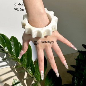 Bracelet en résine de luxe pour femme Cadeau de fête et de mariage parfait par Tradebyd - Product Image 4