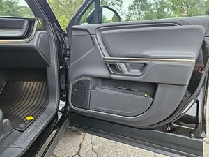 Rivian R1S Adventure Edition 2023, Motor Dual, Tracción Trasera, Paquete de Batería Grande, Exterior Medianoche, Interior Automático de Cuero, Interior Claro R20 - Product Image 3