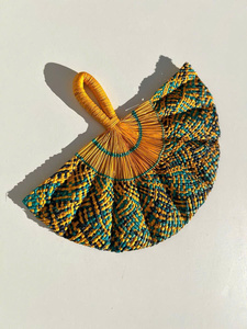 Éventail artisanal vietnamien en feuilles de palmier et manche en bambou pour cadeaux de mariage et décorations d'événements durables - Product Image 2