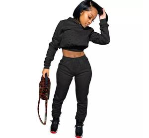 Conjunto de jogging informal de talla grande para invierno para mujer, Top corto y pantalones de dos piezas con logotipo frontal para fitness de otoño y deportes de invierno - Product Image 3