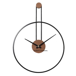 Horloge murale ronde en métal noir et bois Montre décorative de style industriel rustique pour le salon, le bureau et la décoration intérieure de la maison - Product Image 1