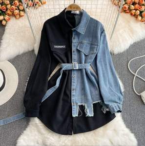 Blusa de Mezclilla con Parches Irregulares para Mujer - Top Moderno de Manga Larga - Product Image 5