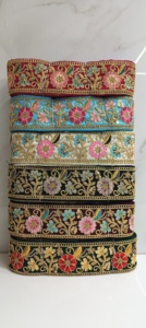 Tela de encaje bordado floral colorida vibrante y detallada con patrones intrincados, perfecta para la moda de alta gama - Product Image 5