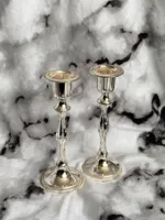 Paire de chandeliers en fer plaqué argent faits à la main, style rococo, style victorien, porte-bougie décoratif, décoration d'intérieur, centre de table de mariage