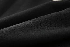 Sudadera con Capucha de Forro Polar Negro para Hombre, Corte Regular, con Estampado Digital Bordado y Diseño de Hombros Caídos - Product Image 5