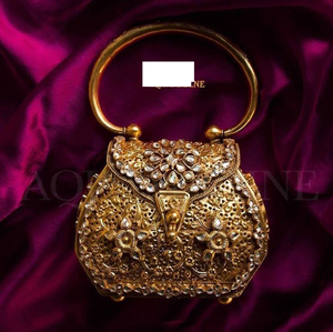 Pochette en métal doré orné avec gravure de temple hindou et poignée en relief. Disponible au prix de gros. - Product Image 2