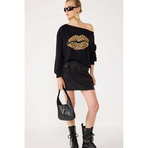 Sudadera con Estampado de Leopardo y Labios, 100% Algodón, Cuello de Lazo, para Uso Diario - Product Image 2