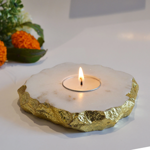 Base en métal de ce grand support de bougie est accentué avec une belle pièce centrale d'accessoires de décoration à la main en cristal - Product Image 5