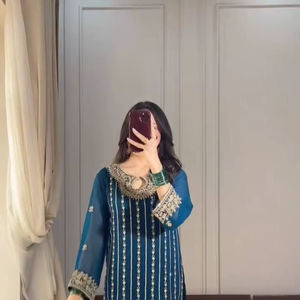 Conjunto de Alta Calidad con Bordado de Seda Chinon, Trabajo con Lentejuelas y Remaches, Top, Pantalón y Dupatta para Mujer, de Exportador Indio - Product Image 1