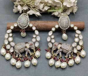 ต่างหูระย้ามอิสซาไนท์ทันสมัยเครื่องประดับทองเหลืองรูปสัตว์สำหรับงานปาร์ตี้-SKU Ke 005 DK C1 - Product Image 1