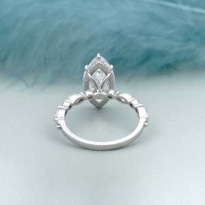 Anillo de compromiso con halo oculto y piedras laterales, corte marquesa, 6 puntas, diamante certificado IGI - Product Image 5