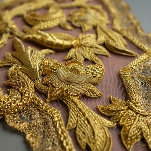 Collier en maille brodé à la main en or, patch à coudre, applique de luxe en fil métallique Tilla pour robe de mariée ou de cérémonie - Product Image 6