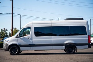 รถตู้ Sprinter AWD 4MATIC ปี 2024-2026 เครื่องยนต์ดีเซลเทอร์โบ 2.0 ลิตร 4 สูบ 208 แรงม้า ระบบเกียร์ 9G-TRONIC ภายในตกแต่งด้วยหนัง - Product Image 4