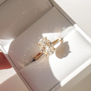 Anillo solitario de moissanita ovalado hecho a mano con banda redondeada de Halo oculto de piedra de 2,25 quilates y ajuste de punta delicada - Product Image 2