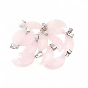 Colgante de Cuarzo Rosa Natural Chapado en Oro de 14K, Piedra Preciosa de Luna Creciente Tallada a Mano para Collares y Joyería - Product Image 1