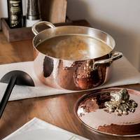 Casserole en cuivre martelé de qualité supérieure avec poignée de couvercle en laiton sculpté pour une cuisine gastronomique et un service élégant