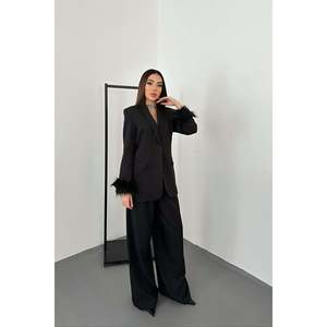 Ensemble blazer et pantalon à revers en plumes noires - Crêpe uni élégant pour femmes - 2 pièces longues - Product Image 2