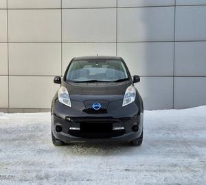 Nissan Leaf I 2011 (ZE/0/AZE0) con Batería de Litio, Asientos de Cuero, Neumáticos R18, 6 Asientos, Techo Panorámico - Product Image 1