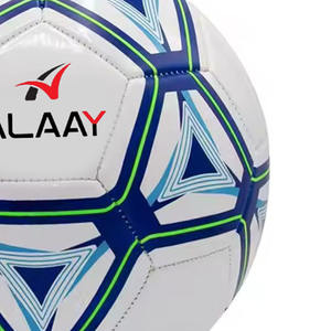Balón de fútbol de PVC personalizado al por mayor, tamaño 5 cosido a máquina con impresión personalizada para deportes al aire libre - Product Image 4