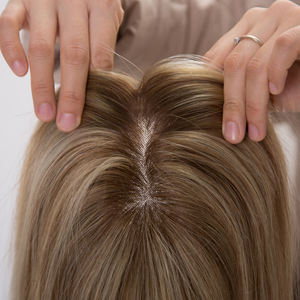 Tendencia 2026: Topper Mono de 5x6.5" con Raíz Ceniza Oscura y Balayage Rubio Pálido - 18 Pulgadas, 130% de Densidad, Cobertura Dimensional en la Corona - Product Image 5