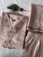 Kurti pantalon dupatta en soie romaine de couleur étonnante avec broderie et travail de sequins, fabricant de mode féminine au prix le plus bas