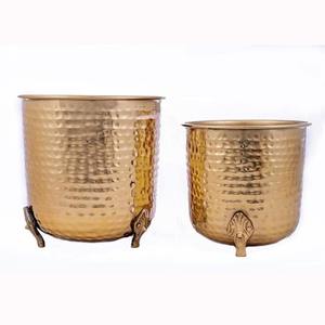 Pots de fleurs ronds en métal durable, finition or luxueuse, martelés à la main, avec pieds surélevés, lot de 2, pour la maison et le jardin, utilisation intérieure et extérieure - Product Image 1