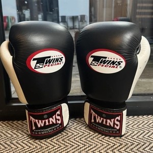 Meilleure vente Gants de boxe professionnels en cuir véritable de haute qualité fabriqués sur mesure OEM Gants de boxe jumeaux Gants de combat de boxe MS-BG-478 - Product Image 1