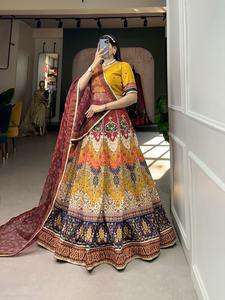 Lehenga Choli en soie de créateur avec bordure en dentelle à paillettes imprimées pour les fêtes de mariage et les vêtements indiens et pakistanais - Product Image 2