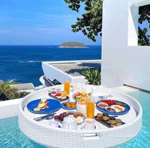PLATEAU DE PETIT-DÉJEUNER FLOTTANT EN ROTIN DANS LA PISCINE DE L'HÔTEL DE LUXE OU LA VILLA DE RESORT TROPICALE, FRUITS: MANGUE, PASTÈQUE ET PASSION - Product Image 1