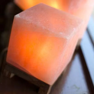 Lámpara de sal rosa del Himalaya hecha a mano, pirámide y diseño cuadrado para decoración del hogar de lujo, bienestar Natural y regalo de estilo de amor - Product Image 1