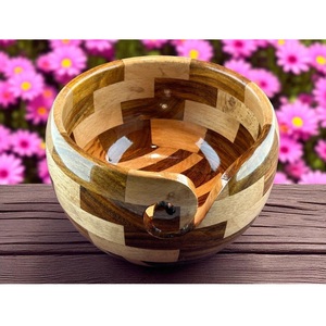 Cuenco de Madera Hecho a Mano de Primera Calidad para Guardar Hilos con Guía de Hilo Tallada para Tejedores y Crochetistas Disponible al Mejor Precio - Product Image 1