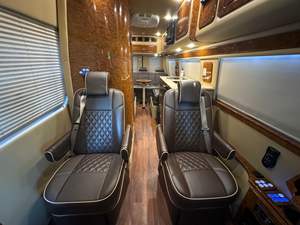 Magnifique Mercedes-Benz Sprinter 3500 Weekender 170 de 2015, conversion en camping-car, Turbodiesel V6, transmission automatique - Product Image 4