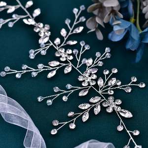 Diadema Bridella BHP65-S Plateada con Pedrería y Cristal, Ajuste Cómodo para Bodas y Eventos Formales, Hecha de Perlas y Metal - Product Image 4