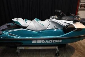 Jet ski Sea-Doo GTX 4 temps 2025 avec >300 CV, 4 cylindres, 3 places, matériau EVA, longueur 3100 mm - Product Image 3