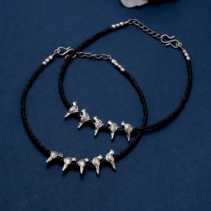 Tobillera con dije de pájaro con cuentas negras para mujer, joyería minimalista para el pie en tono plateado - Product Image 1