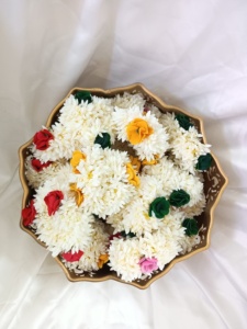 Fleur artificielle en forme de rose, accessoire pour cheveux Gajra, chignon floral, élastiques à cheveux, fleurs pour cheveux, Sangeet, Haldi, Mehndi, cadeaux de mariage - Product Image 3